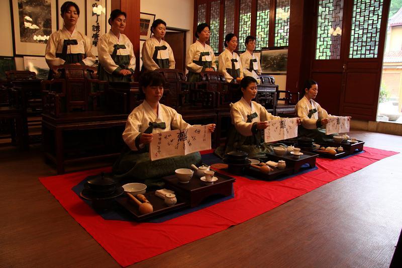 图2 韩国茶人在径山寺进行禅茶交流.jpg
