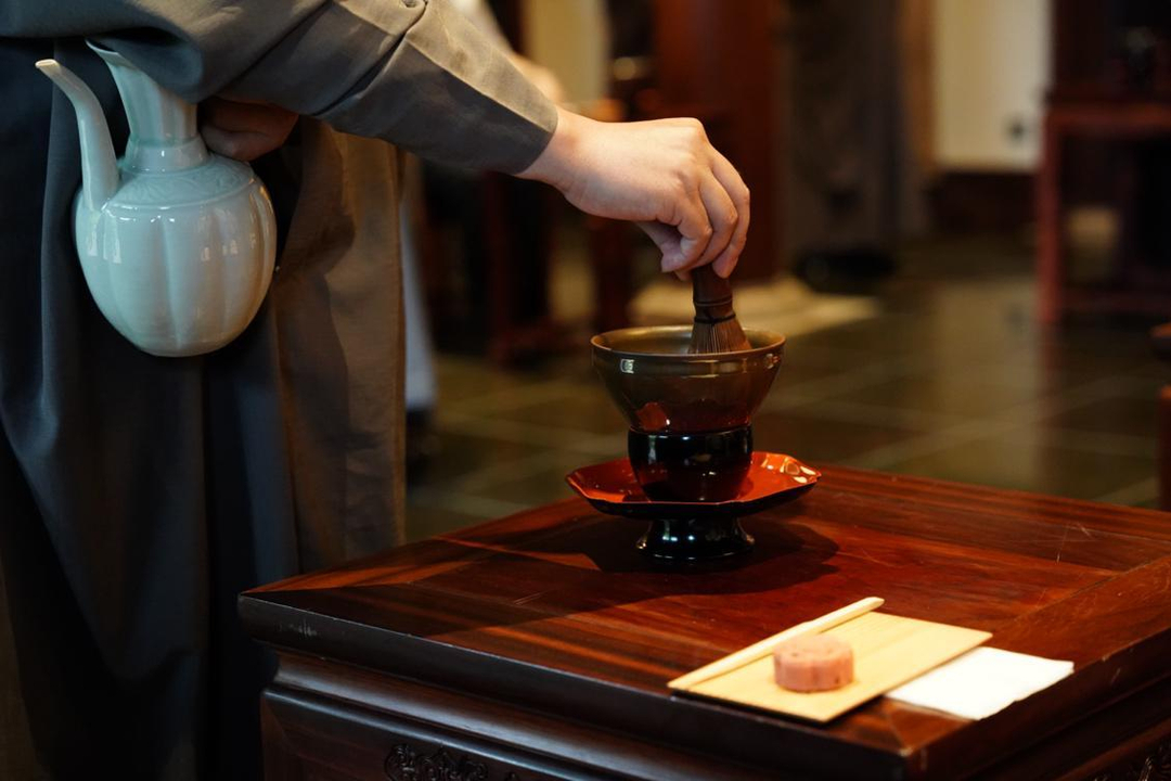 图10 戒兴法师展示径山茶宴过程.jpg