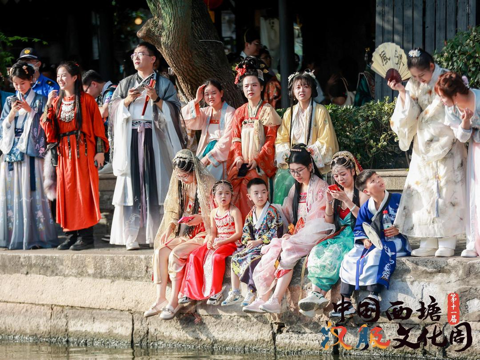 古镇汉服百景图上演 西塘汉服文化周解锁新产业