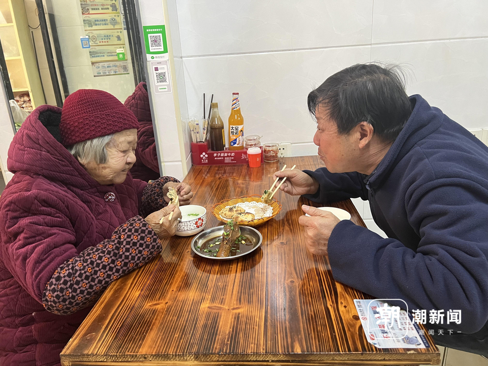 画面太美，64岁的儿带着102岁的娘两年吃遍衢城小吃店