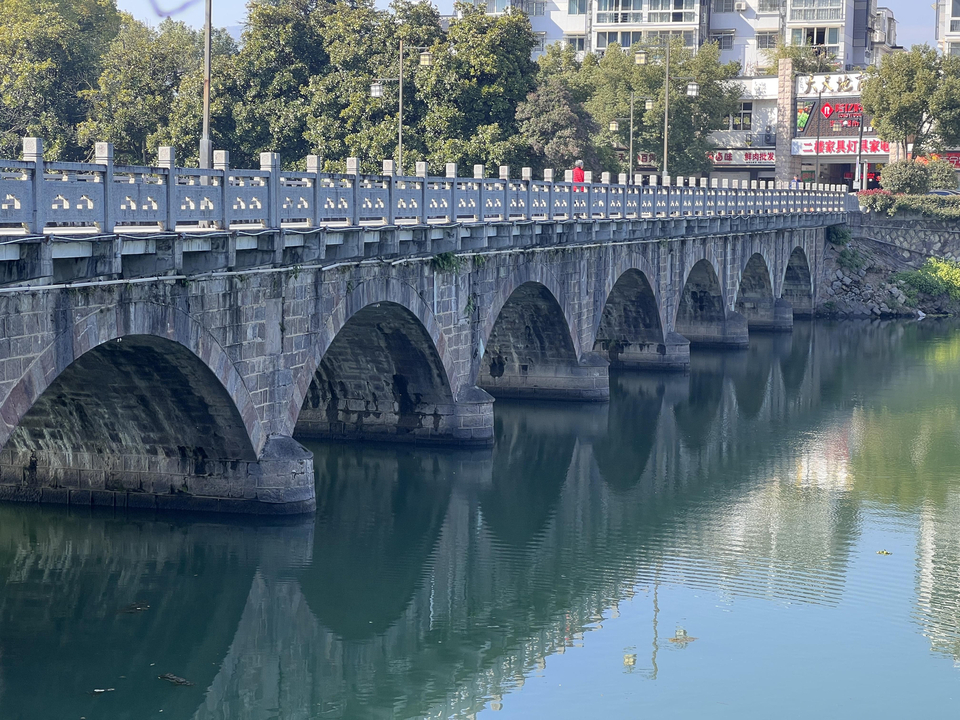 实在是太勇了杭州三名汉子跳桥救下落水女子消防员要给他们点赞