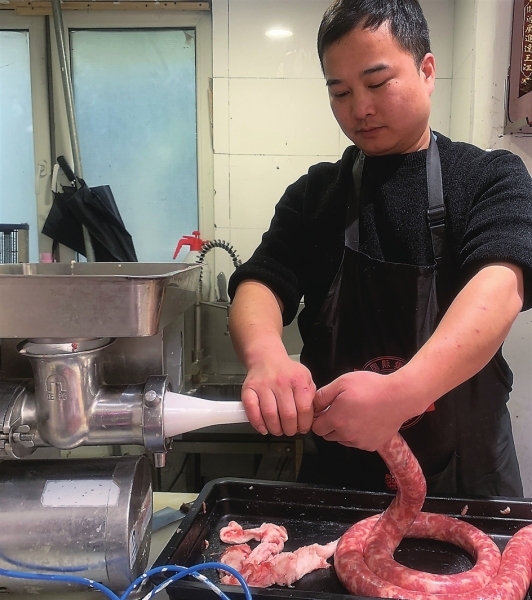 　　廖志在制作香肠。　　记者 管有明摄