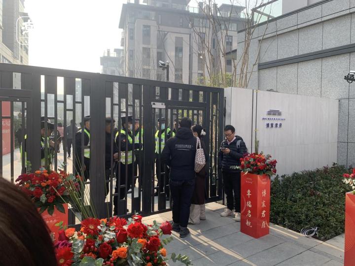 新房交付却找不到小区大门？杭州这个小区的业主气得血压都高了