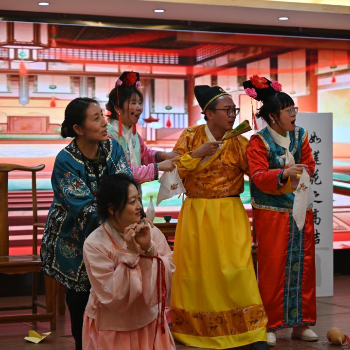三句半、小品、歌舞……小学老师们自编自导自演春晚