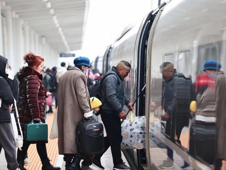 廣鐵清明假客量料增一成一 明現高峰