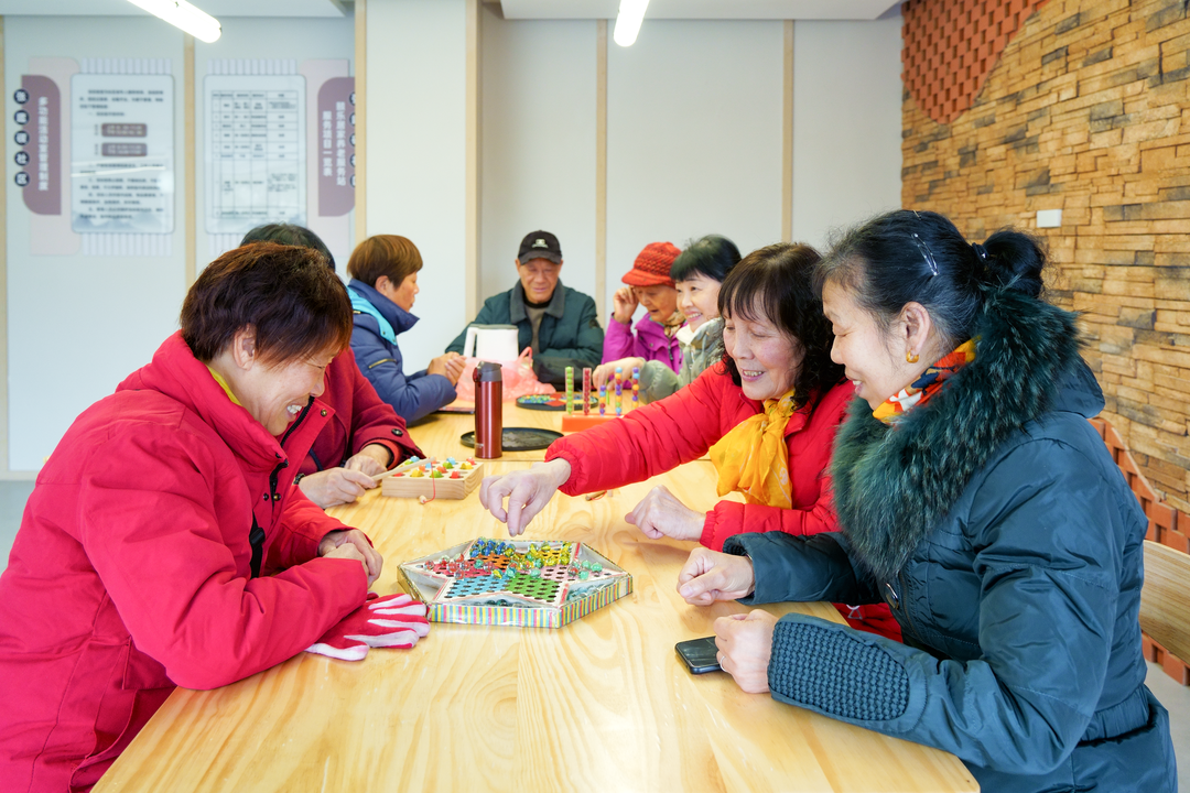 社区老人下棋.png