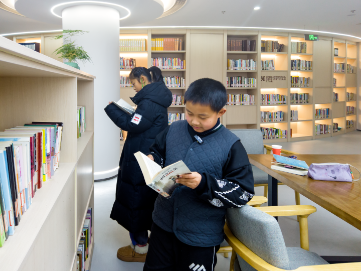 社区儿童看书.png