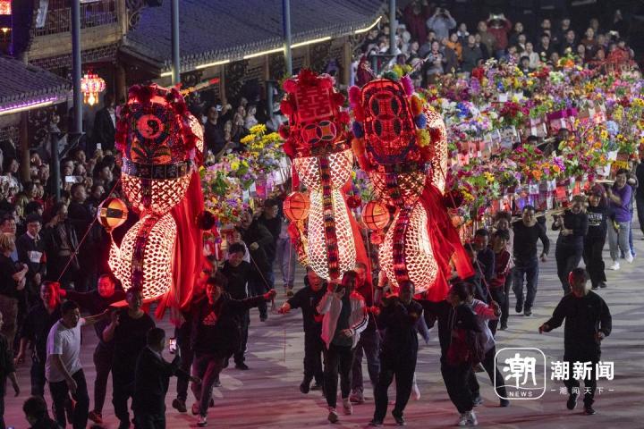 浦江:百米长板凳龙舞出喜乐安康