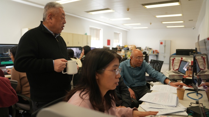总撰稿范捷平教授和著名英语专家赵伐教授及译制团队在工作中.JPG