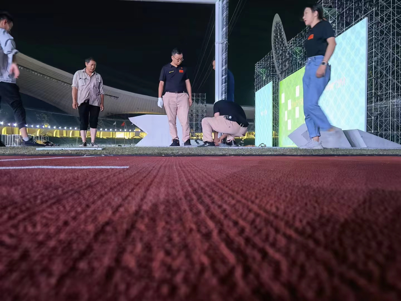 谭琪(正中)与团队成员布置鹿鸣音乐节场地.jpg