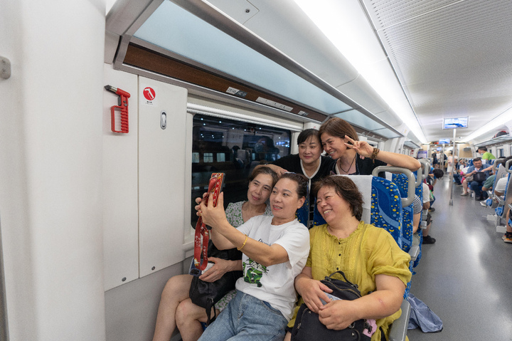 杭绍甬三地首次开通城际列车 贺元凯 摄.jpg