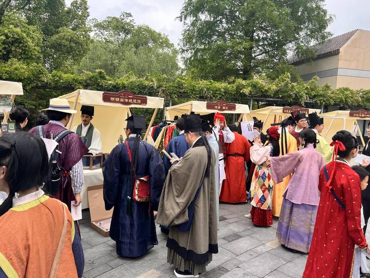 古韵今风！2024“国丝汉服节”在杭开幕 来看手工艺集市里有什么