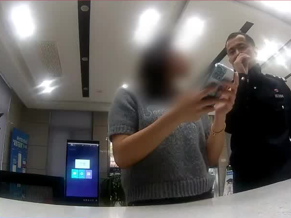 女子帮骗子打掩护 “烦人”民警3次见面止损2万元