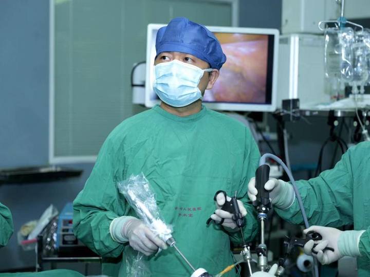 46岁男子先后中招胃癌和肠癌,医生建议其弟弟也做检查,没想到……