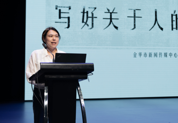 现场,巡讲团第四组的四位优秀记者编辑便是化身字字玑珠的"新闻导师"