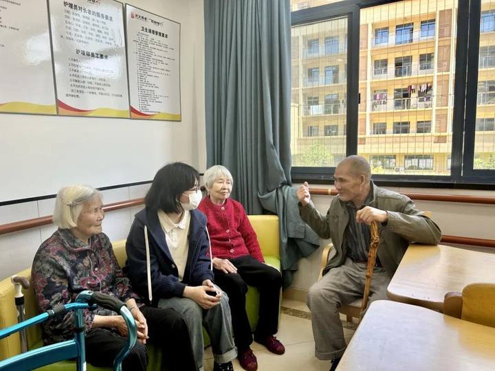 跨代共居！缙云00后年轻人住进养老院