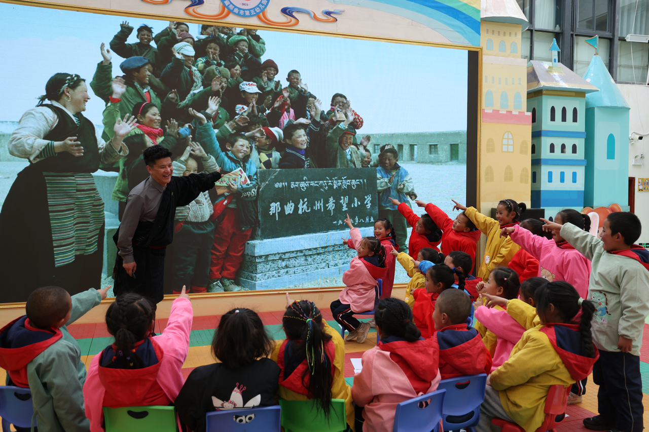 1J3A9543那曲第五幼儿园园长达扎旺堆曾是1996年那曲杭州希望小学建成时的第一批学生,如今的他在课堂上与孩子们分享来自杭州的爱。.JPG