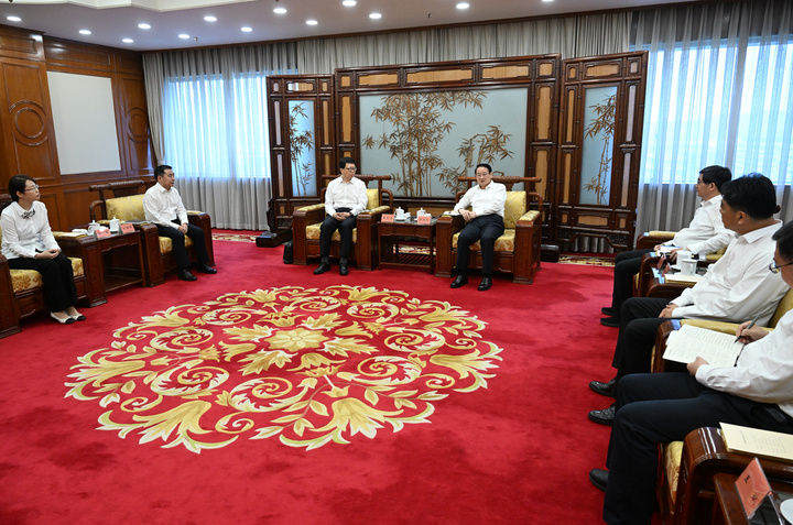 省政府与中国铁塔签署战略合作框架协议 易炼红会见中国铁塔董事长张志勇一行