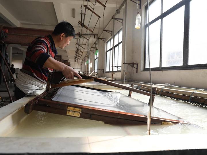 启功老人也送他们书法作品,只因为他们皮纸做得好