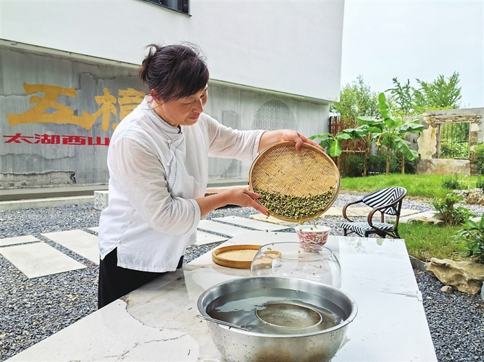 　　村民在制作黄豆酱。　　记者　　陈兆帅摄