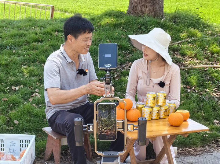高橙种植基地里,温岭城南镇的党课正火热进行中