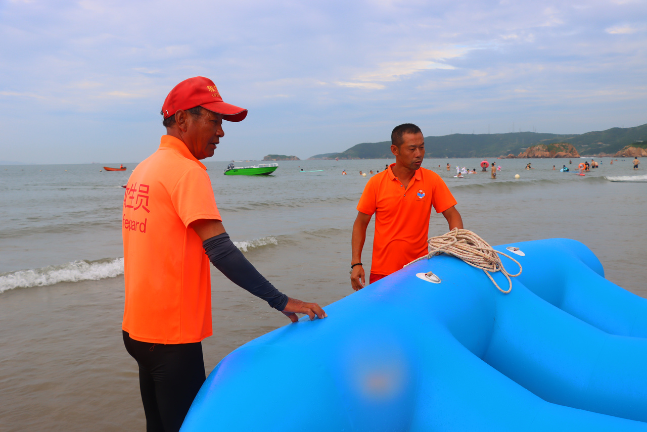 浙报聚焦丨上面黑黢黢 下面白花花 嵊泗基湖沙滩上救