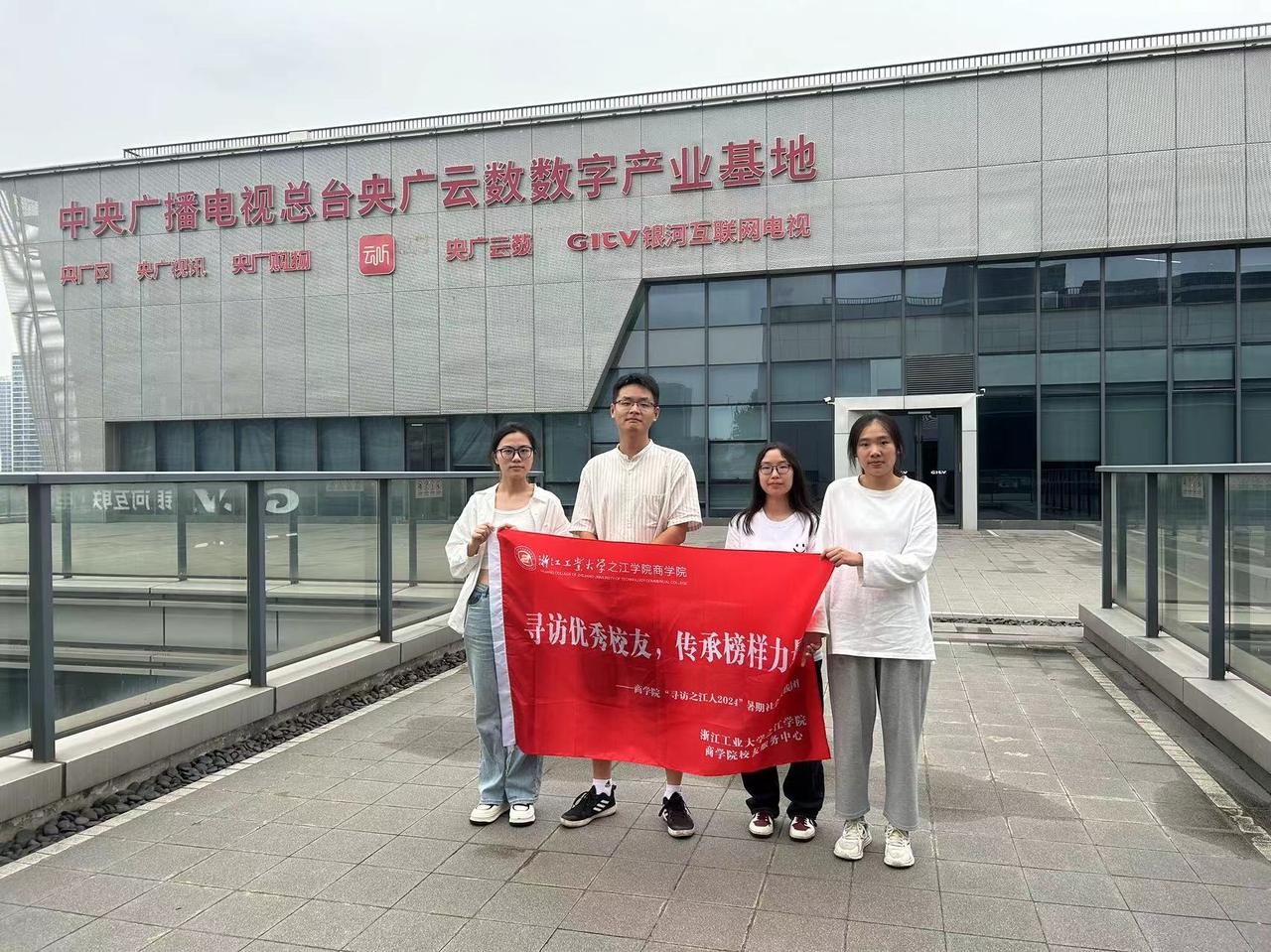 团队成员与俞清文校友合影.jpg