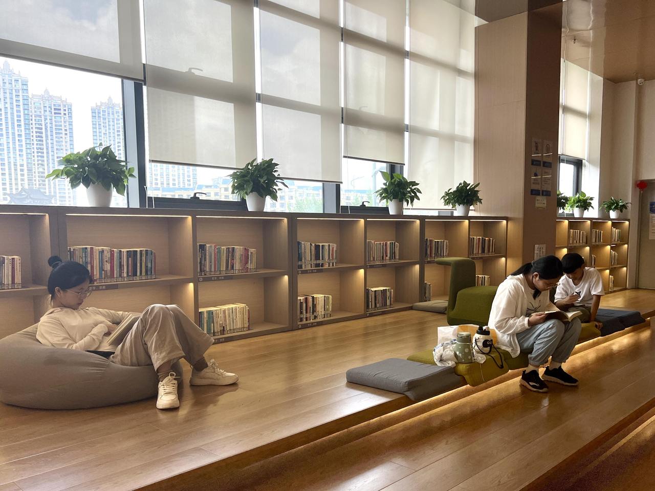 龙港设市“第一”记忆丨首家城市书房,为何成了她的“家”?