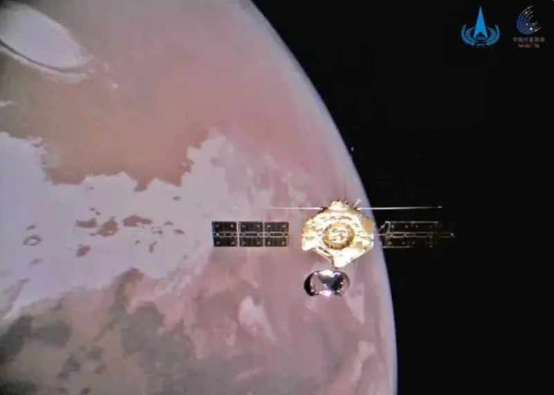 天问一号探测器环绕器与火星合影。图源:国家航天局.png