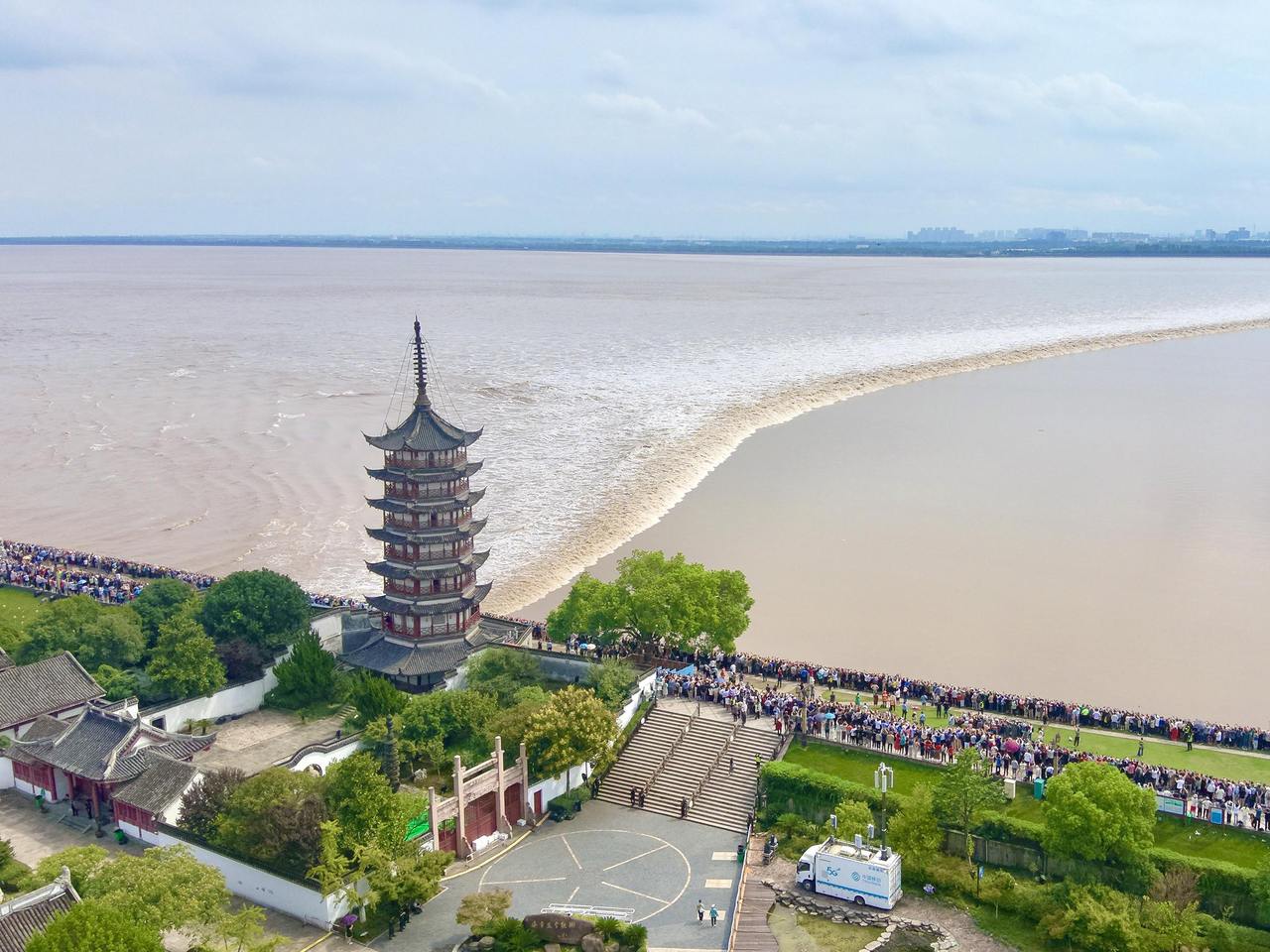 壮观!12万人汇聚海宁争睹“天下第一潮”