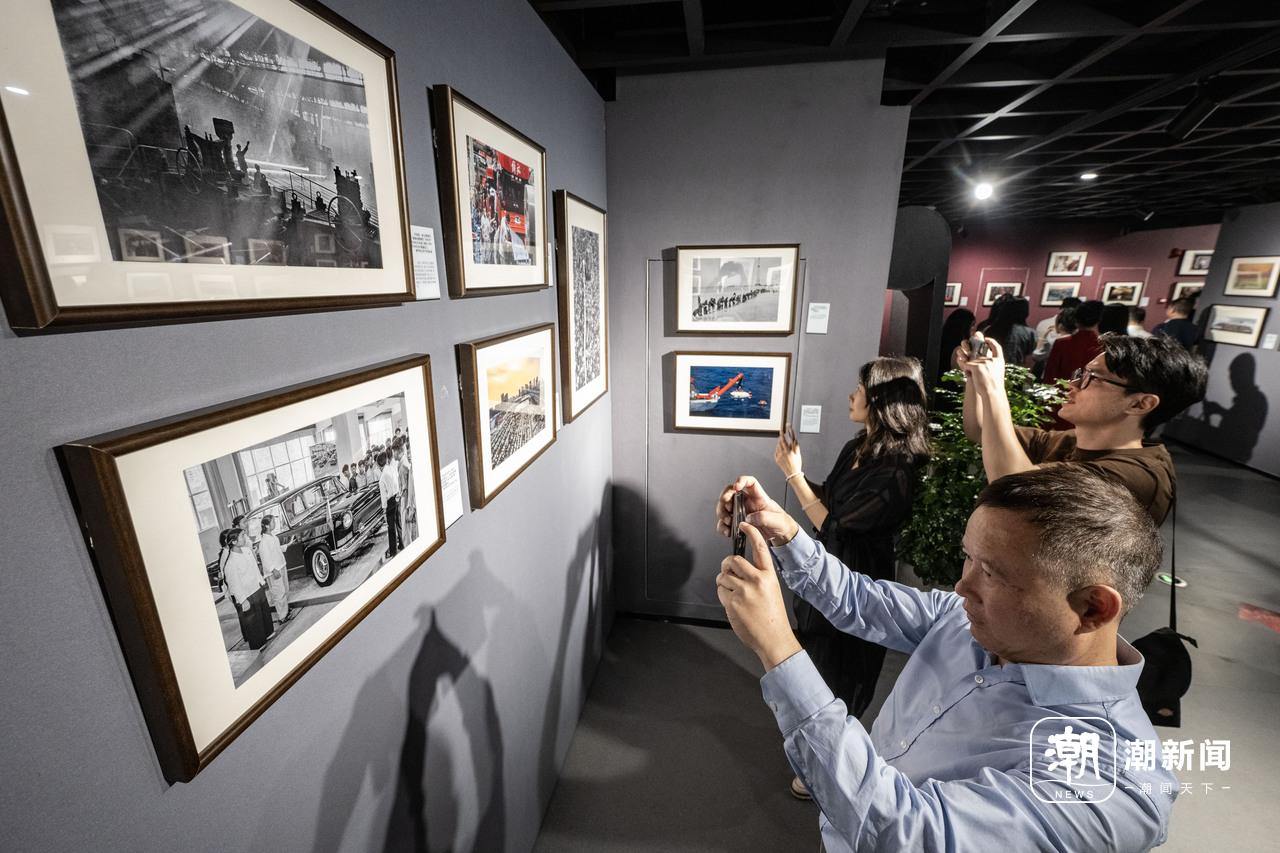 “国社之镜·世纪光影”新华社新闻摄影展浙江分展开展