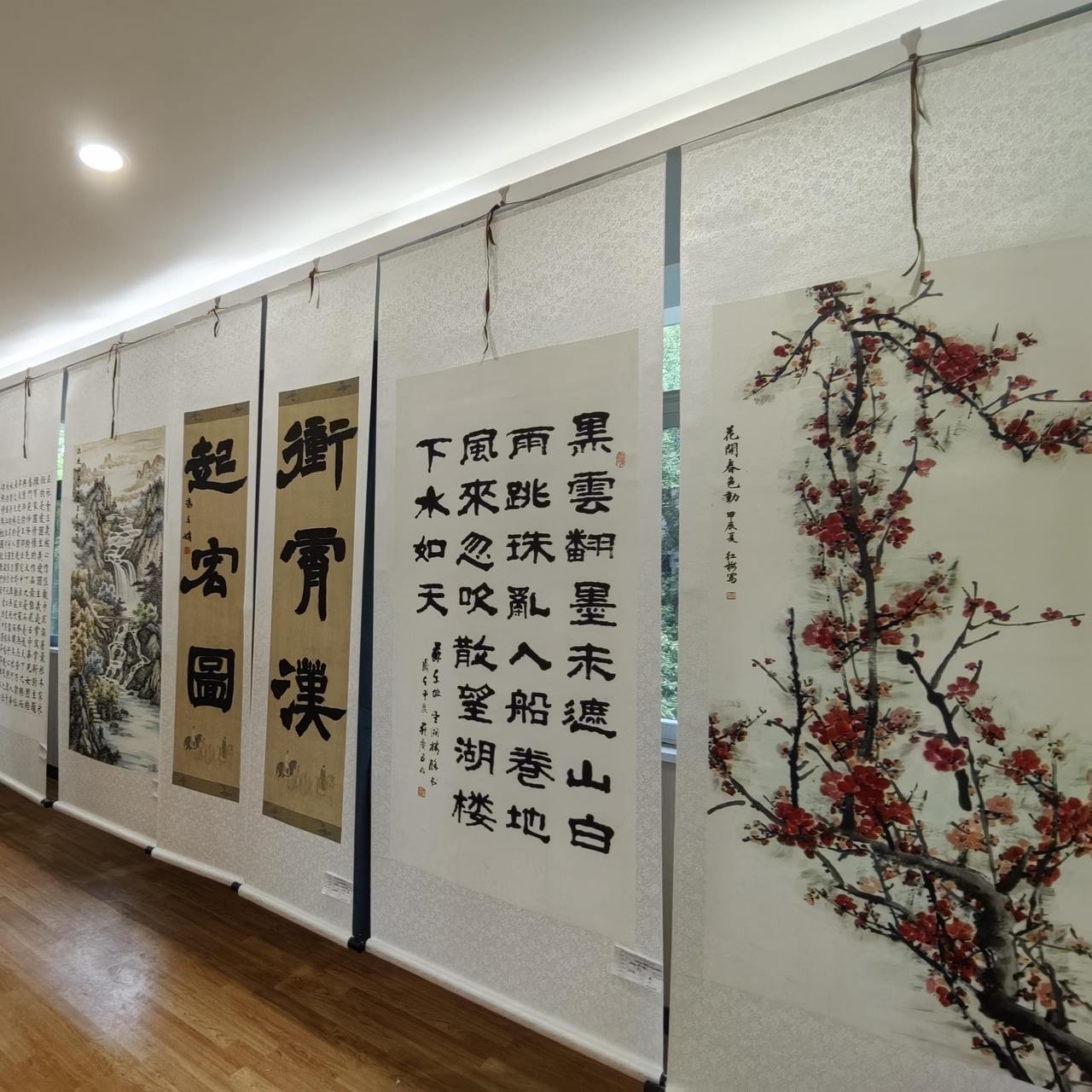 既有山水之美的描绘，也有人文景观的呈现，这场书画展满满爱国情