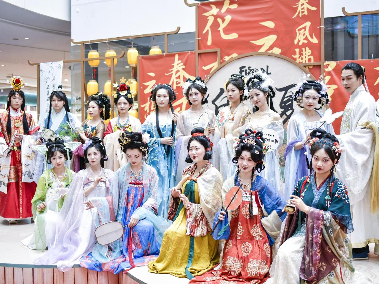 国潮服饰走俏市场 带火国庆消费市场