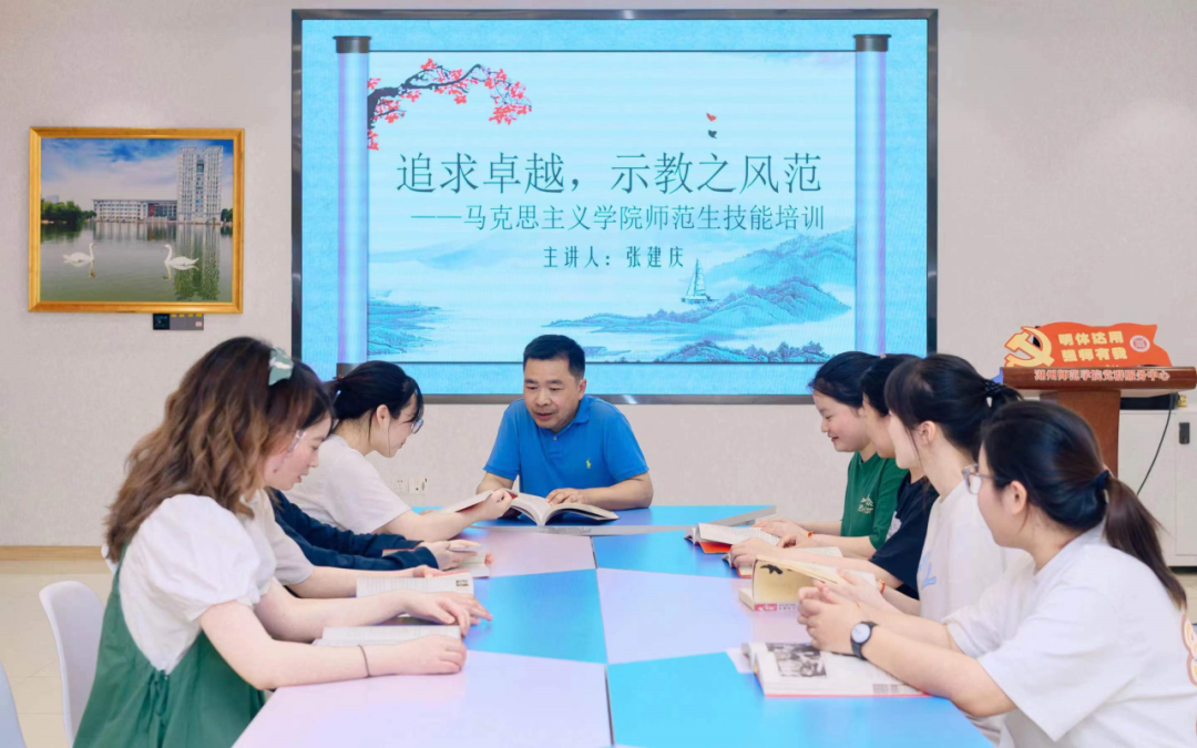 张建庆给学生进行培训.png