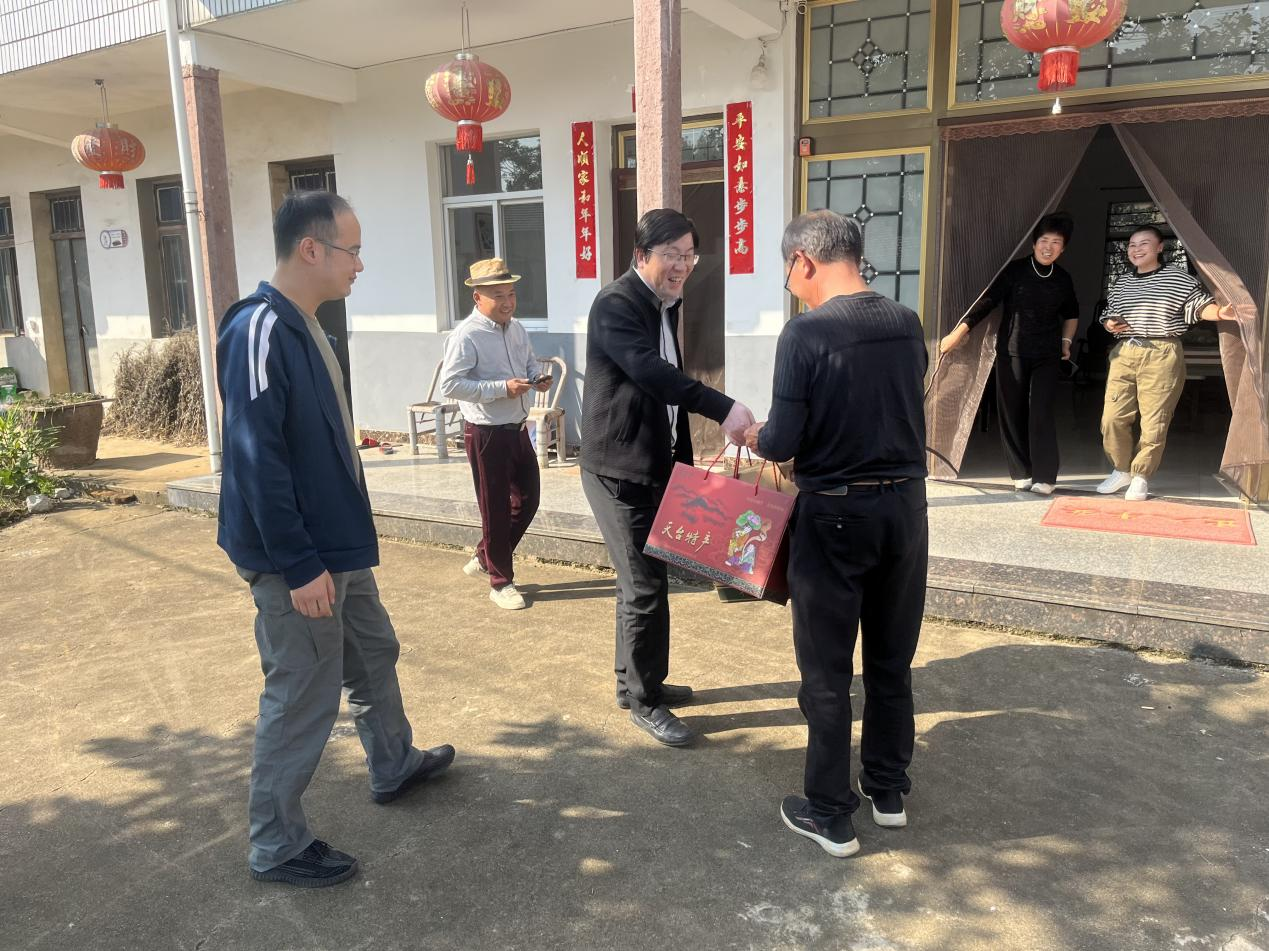 重阳敬桑榆，情暖老人心