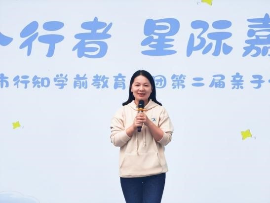 杭州一幼儿园亲子运动会结束后,接下来的一幕让教育的意义具象化了
