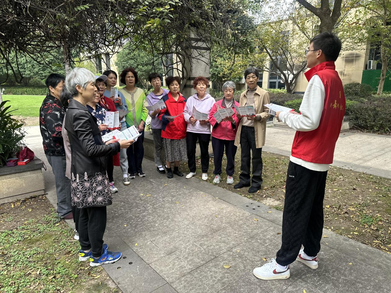 强化精准宣传 撑起老年人交通安全“保护伞”