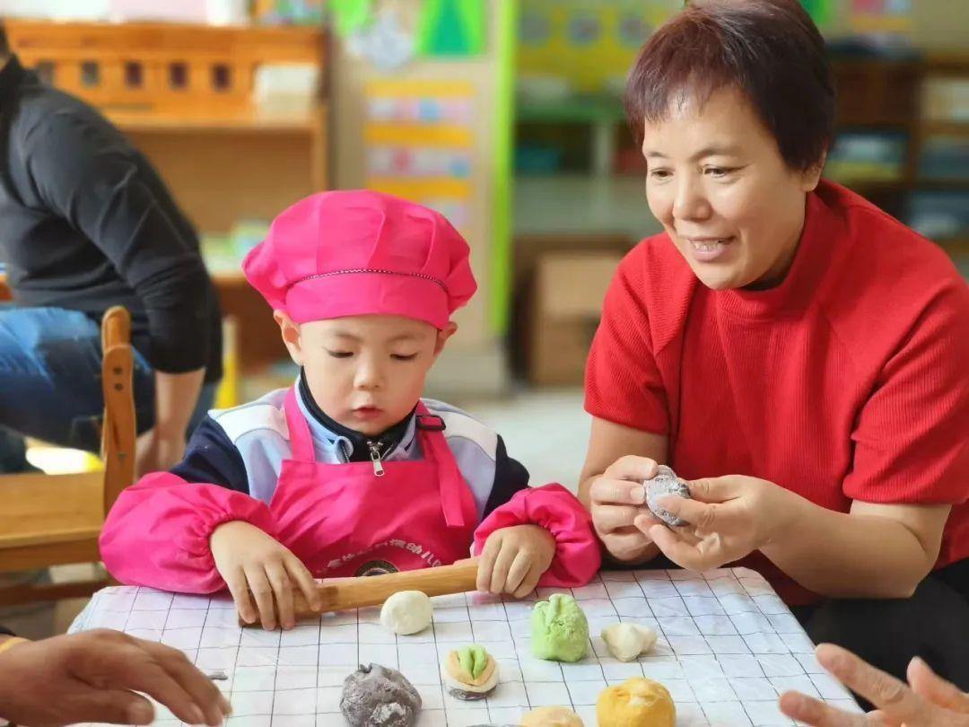 潮评丨推行老幼共托，既要“共享”也要保持适度“边界感”