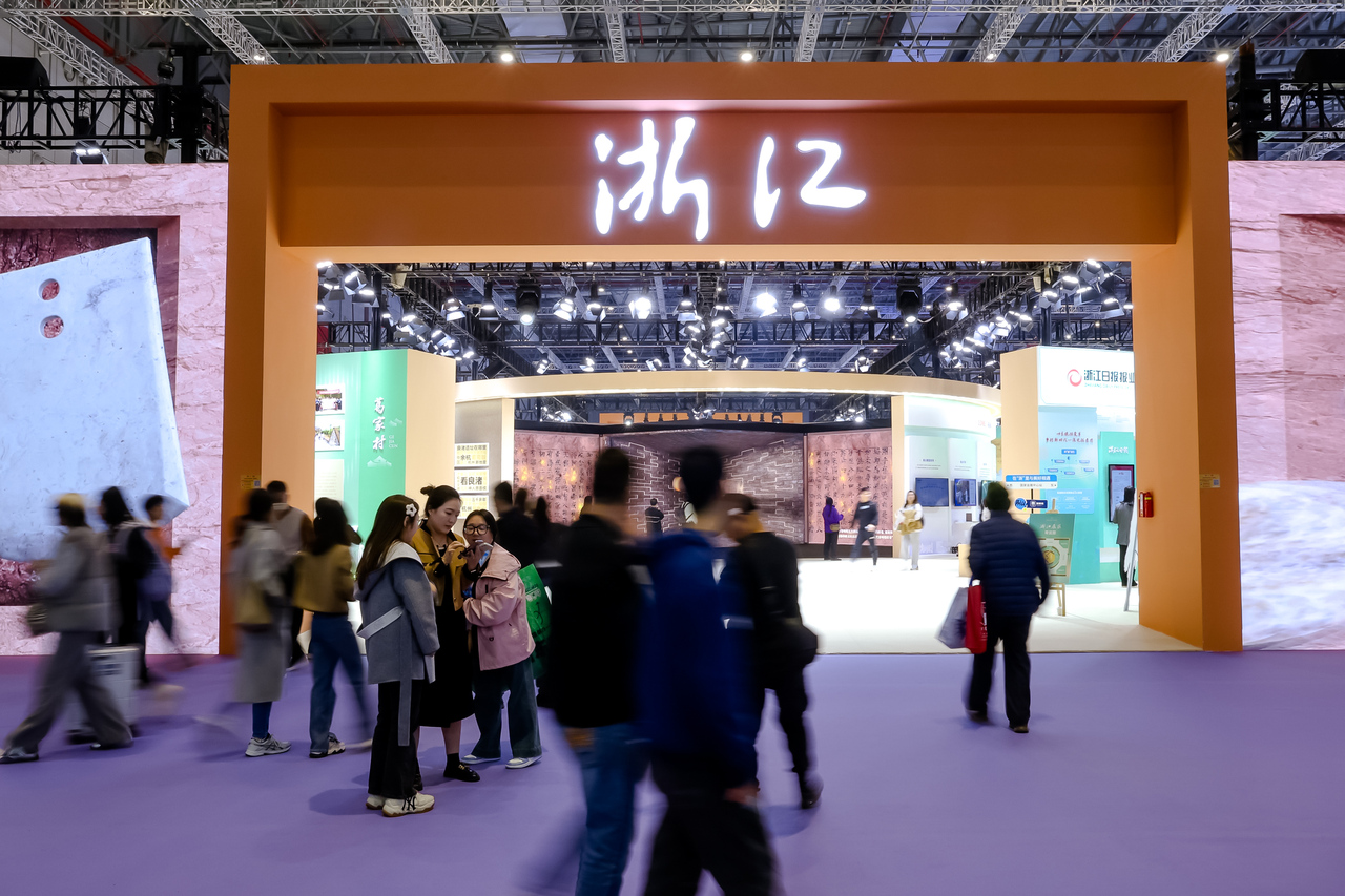 第五届长三角文博会在上海开幕 浙江展区“玉琮”造型惊艳