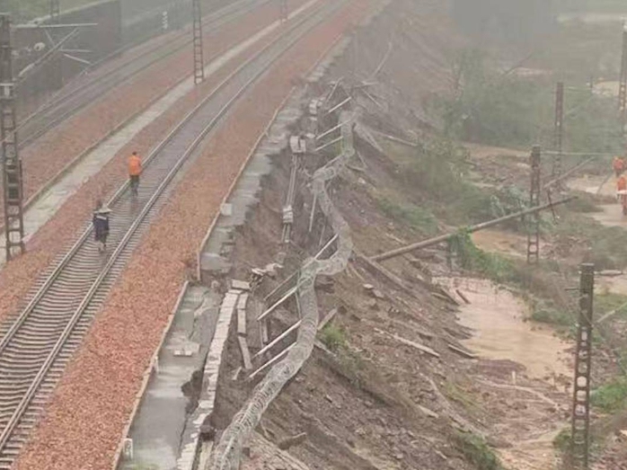 中国铁路郑州局：受山体滑塌影响的陇海铁路恢复运行