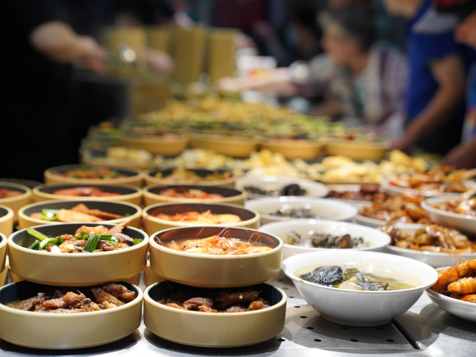 为老人送餐上门 上城湖滨“青邻”食堂很暖心