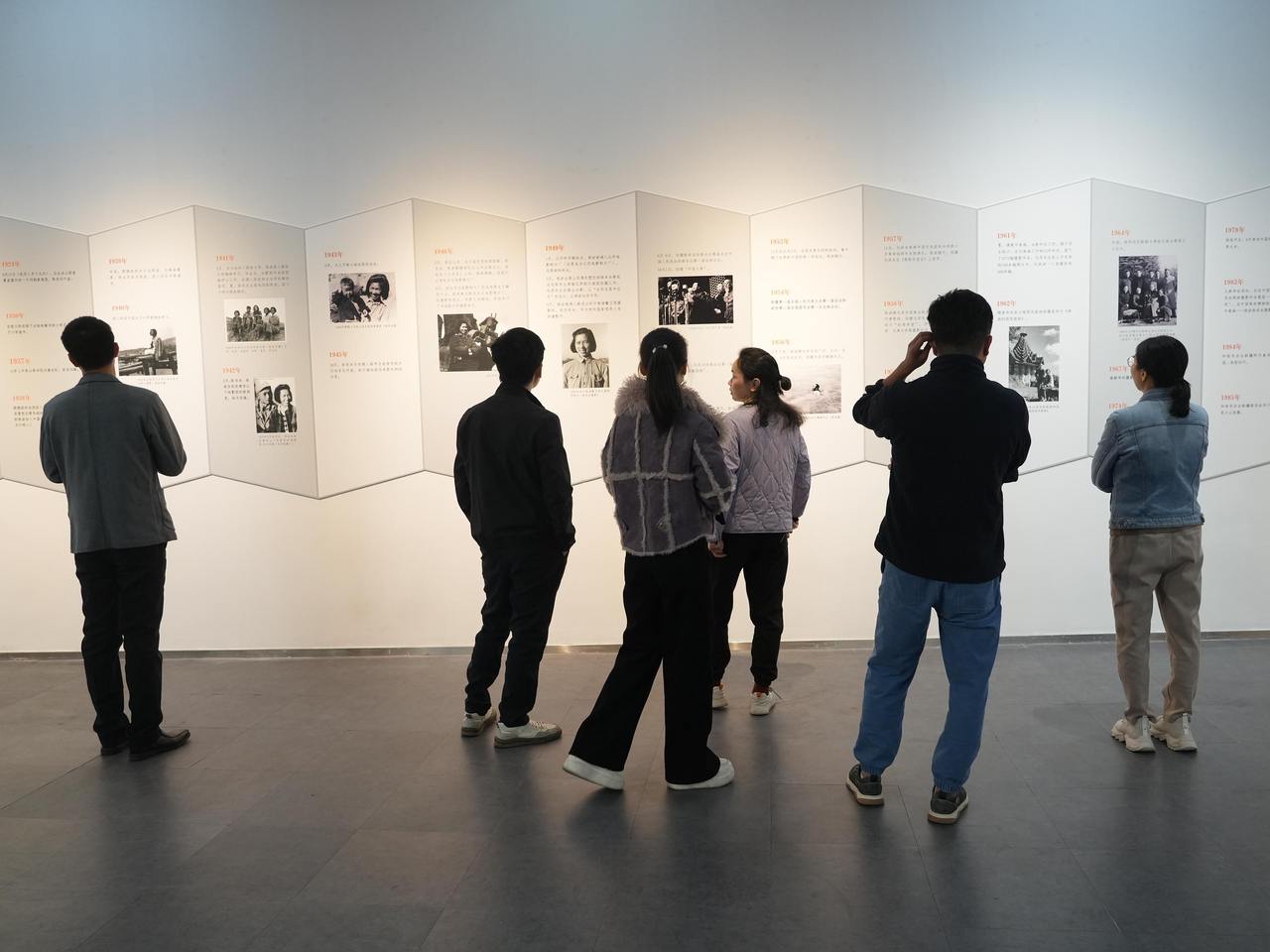 “光影共辉”侯波诞辰一百周年摄影作品展在东莞开展