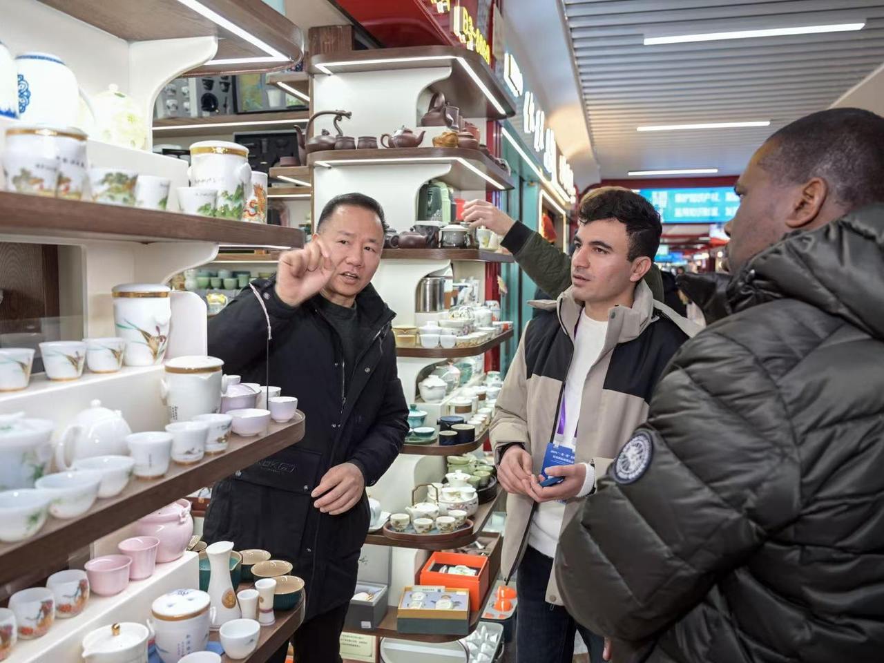 “世界超市”好好逛 外国友人逛完直呼想“转行”来义乌做生意