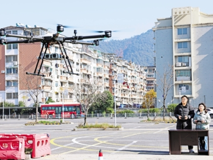 风口上的“飞手”要过哪几关？记者走进无人机培训班