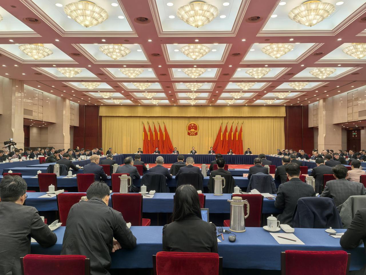 省十四届人大三次会议主席团举行第三次会议