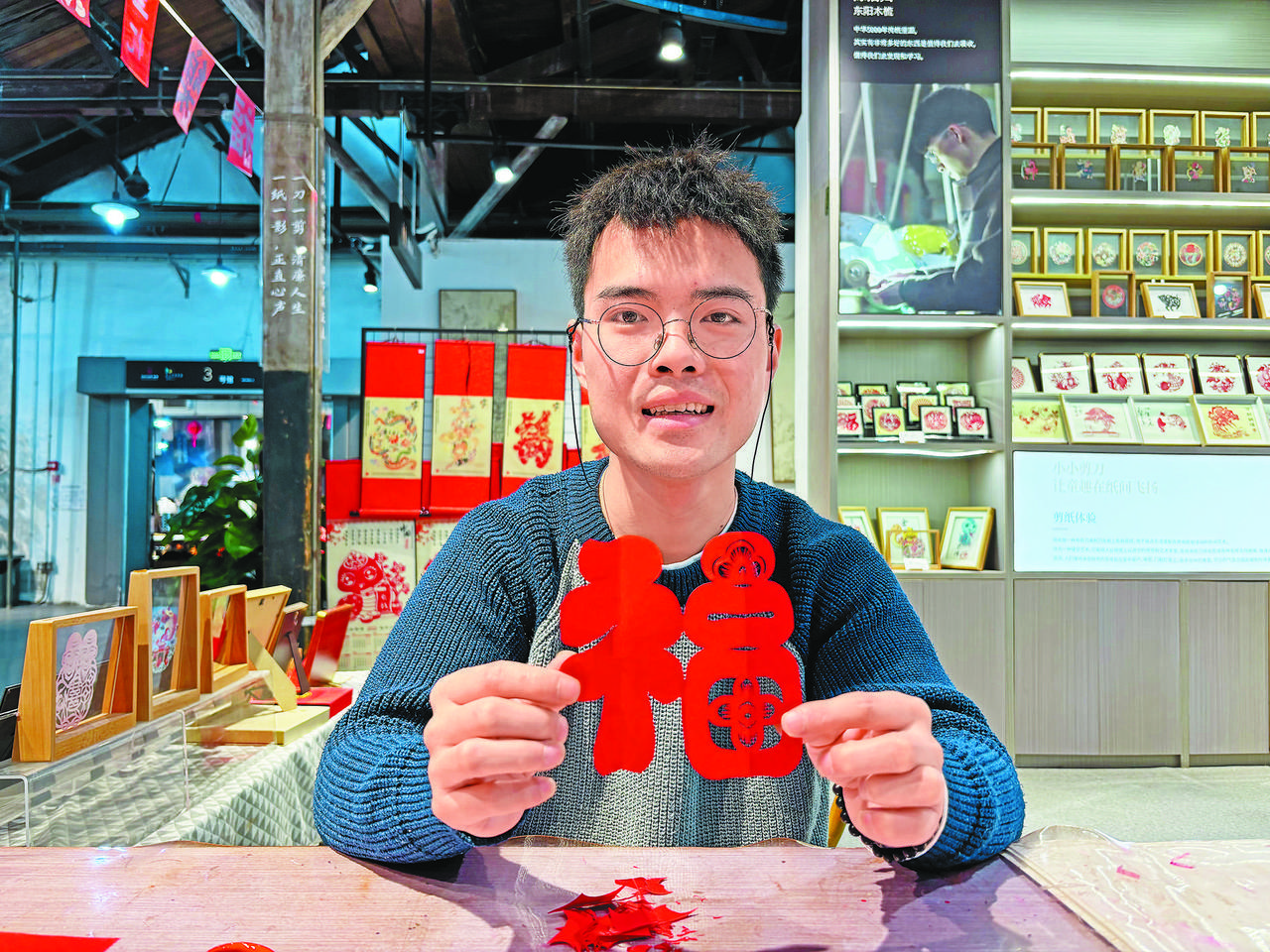 95后建德民间剪纸代表性传承人方侃源:一把剪刀,剪出蛇年的喜庆