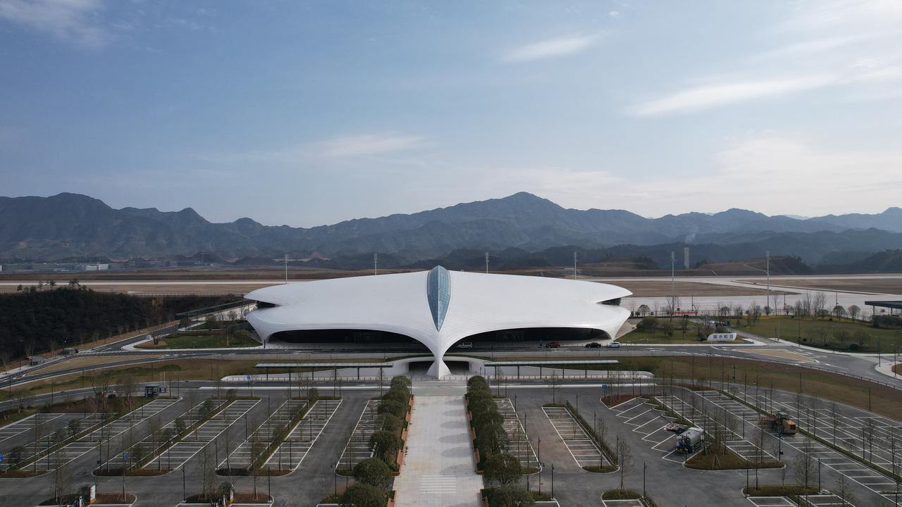 浙报头版关注丨飞鸟落山间 丽水机场航站区工程通过竣工验收