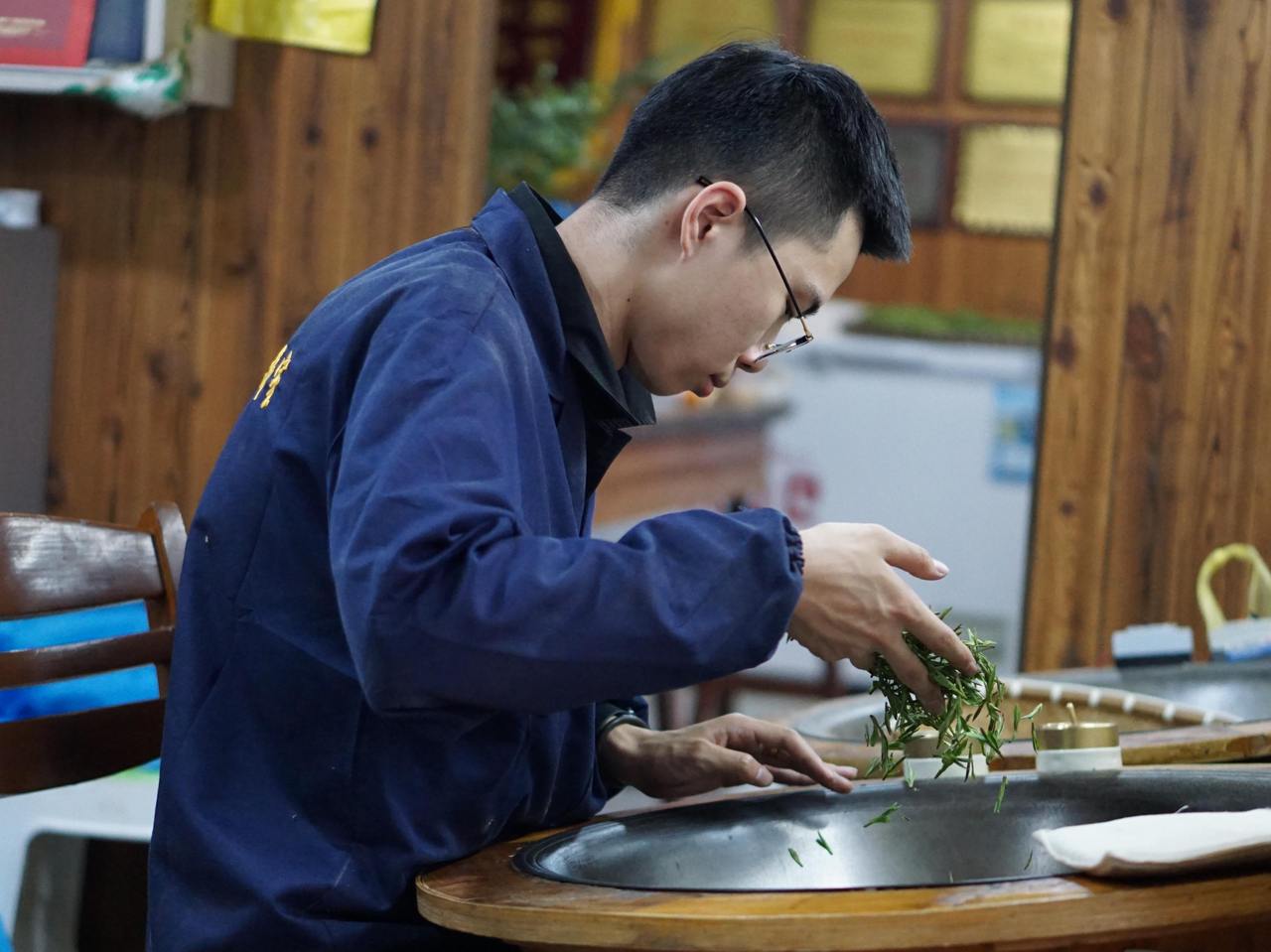 00后炒茶师荣膺“十大龙井茶炒制能手”,微调一点点是他的坚持