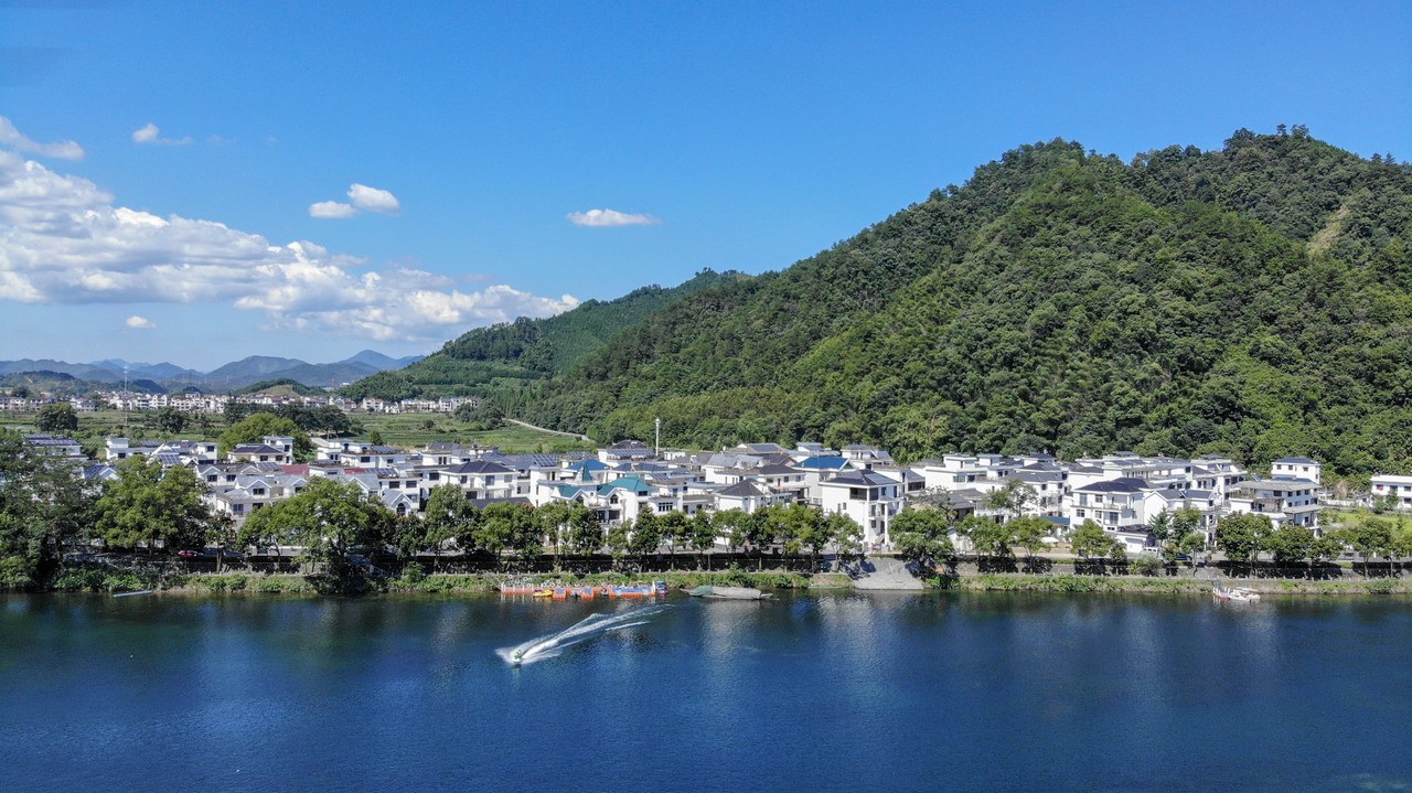 　　高质量发展的绿色底色，遍及浙江，图为开化金星村。