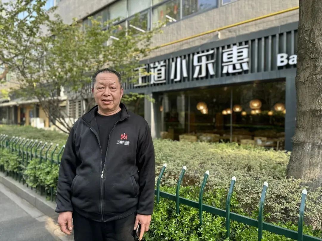 何师傅个人照.jpg